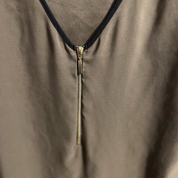 6/$15 Bundle Sale: EUC Express short sleeve top - Picture 4 of 4